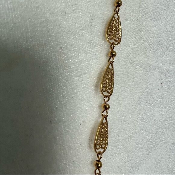 Gold leaf delicate long necklace - Picture 2 of 5